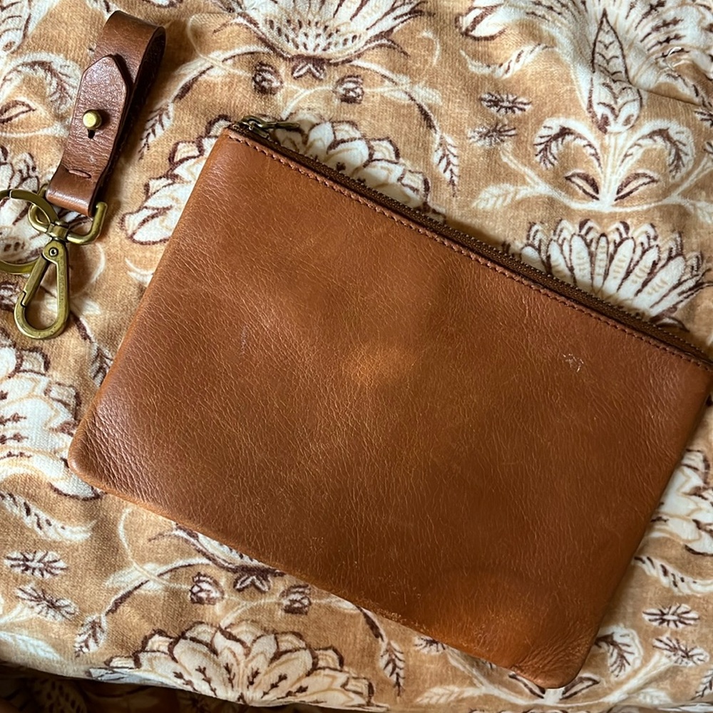 Madewell The Leather Pouch Clutch in English Saddle Color with keychain